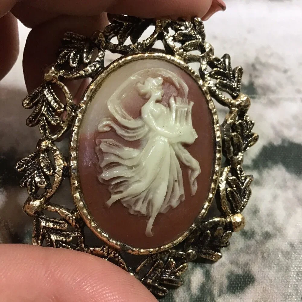 Vintage Cameo‎ Ornate Oval Pendant Woman Playing Harp Collectible Jewelry